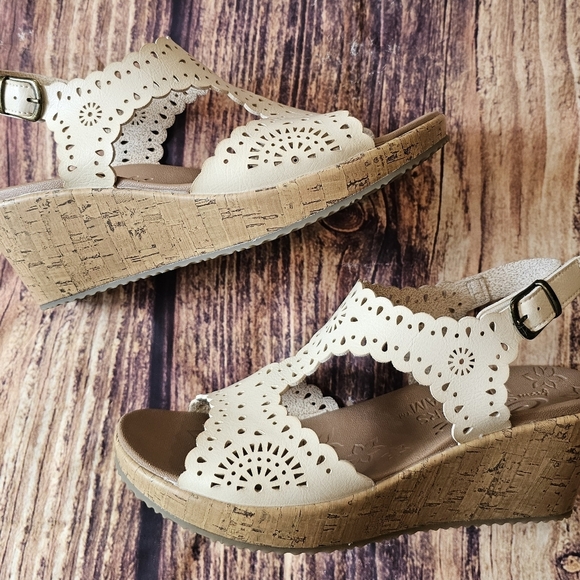 CALI from SKECHERS Size 9 Luxe Foam Wedge Laser Cut Extreme Comfort Shoes Cream - Picture 4 of 8